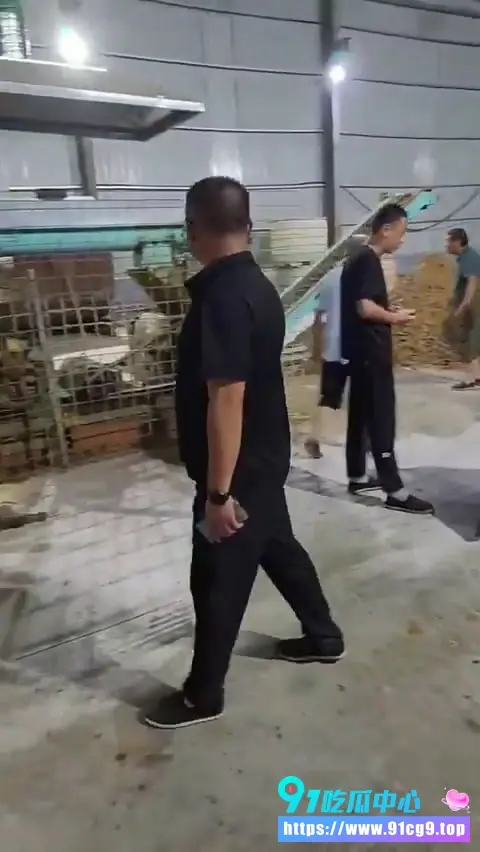 山东菏泽单县曹庄镇村民自发手持铁锤围堵无证黑加工厂 愤怒端掉加工病死猪鸭鹅的污染源 (5).webp