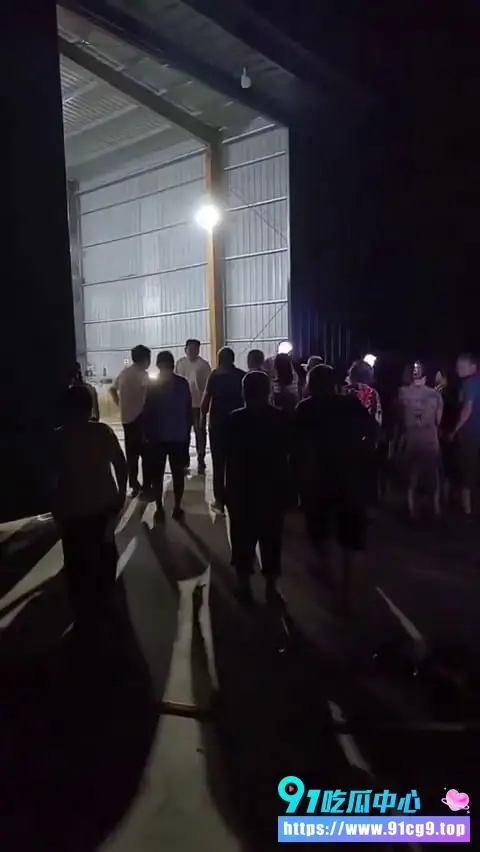 山东菏泽单县曹庄镇村民自发手持铁锤围堵无证黑加工厂 愤怒端掉加工病死猪鸭鹅的污染源 (2).webp