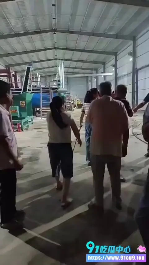 山东菏泽单县曹庄镇村民自发手持铁锤围堵无证黑加工厂 愤怒端掉加工病死猪鸭鹅的污染源 (3).webp