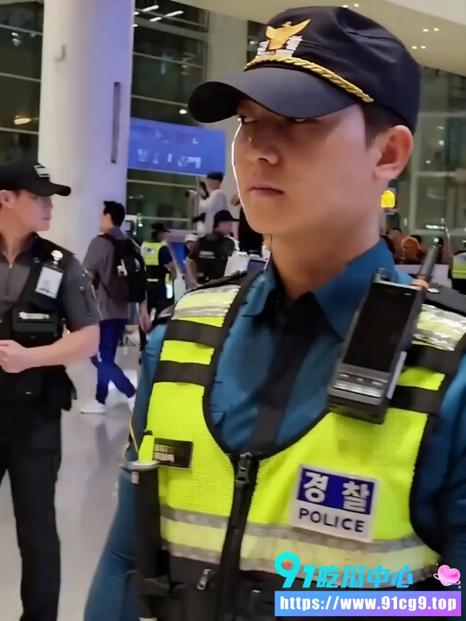 韩国队小组赛惨淡出局回国遭球迷怒怼 主教练洪明甫机场被骂滚蛋 现场气氛紧张混乱 (4).webp