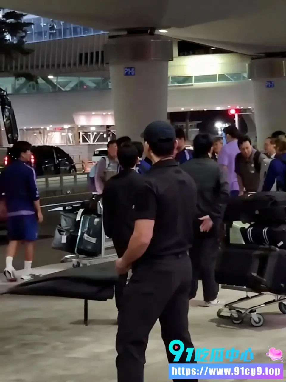 韩国队小组赛惨淡出局回国遭球迷怒怼 主教练洪明甫机场被骂滚蛋 现场气氛紧张混乱 (6).webp