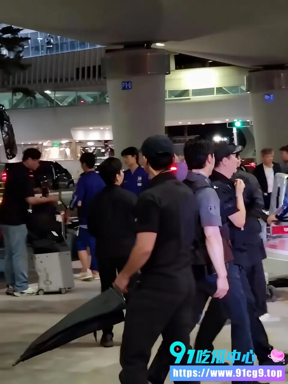 韩国队小组赛惨淡出局回国遭球迷怒怼 主教练洪明甫机场被骂滚蛋 现场气氛紧张混乱 (5).webp