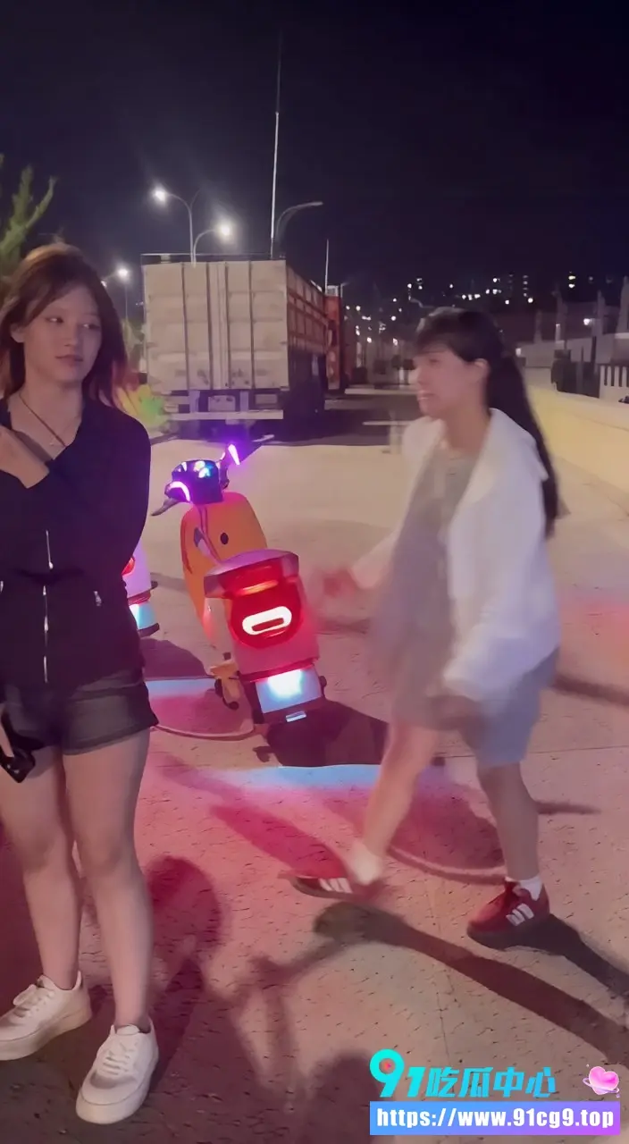 山东济宁邹城深夜精神小妹互殴现场实拍 地下车库冲突闹到大马路 霸凌群殴混乱激烈围观者众多 (4).webp