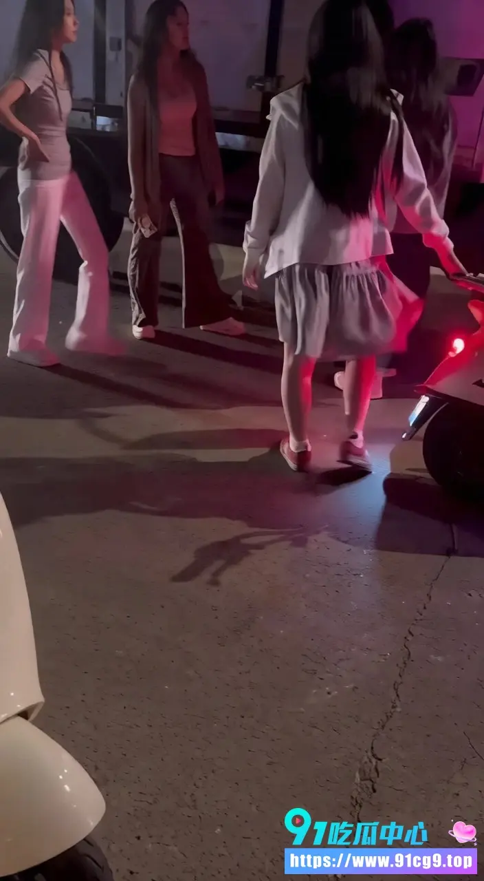 山东济宁邹城深夜精神小妹互殴现场实拍 地下车库冲突闹到大马路 霸凌群殴混乱激烈围观者众多 (5).webp