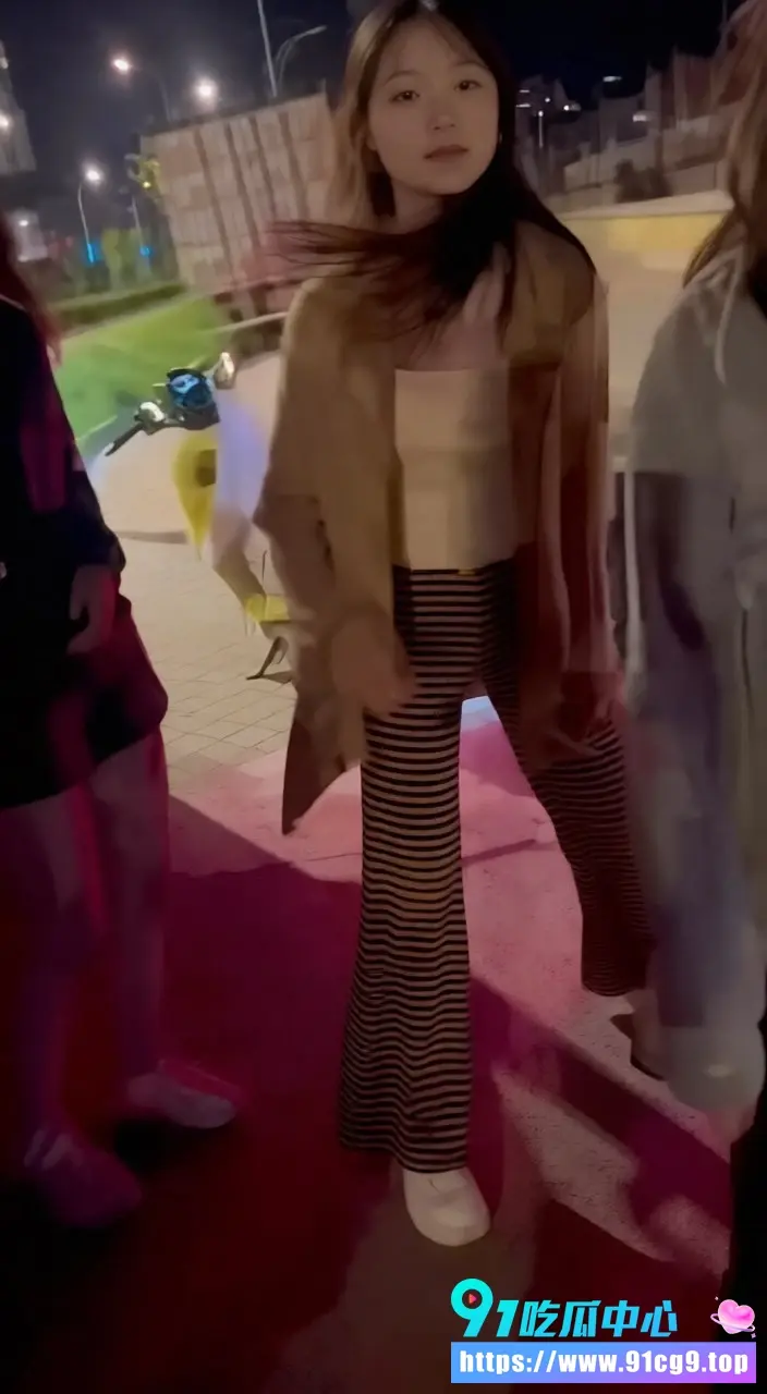 山东济宁邹城深夜精神小妹互殴现场实拍 地下车库冲突闹到大马路 霸凌群殴混乱激烈围观者众多 (1).webp