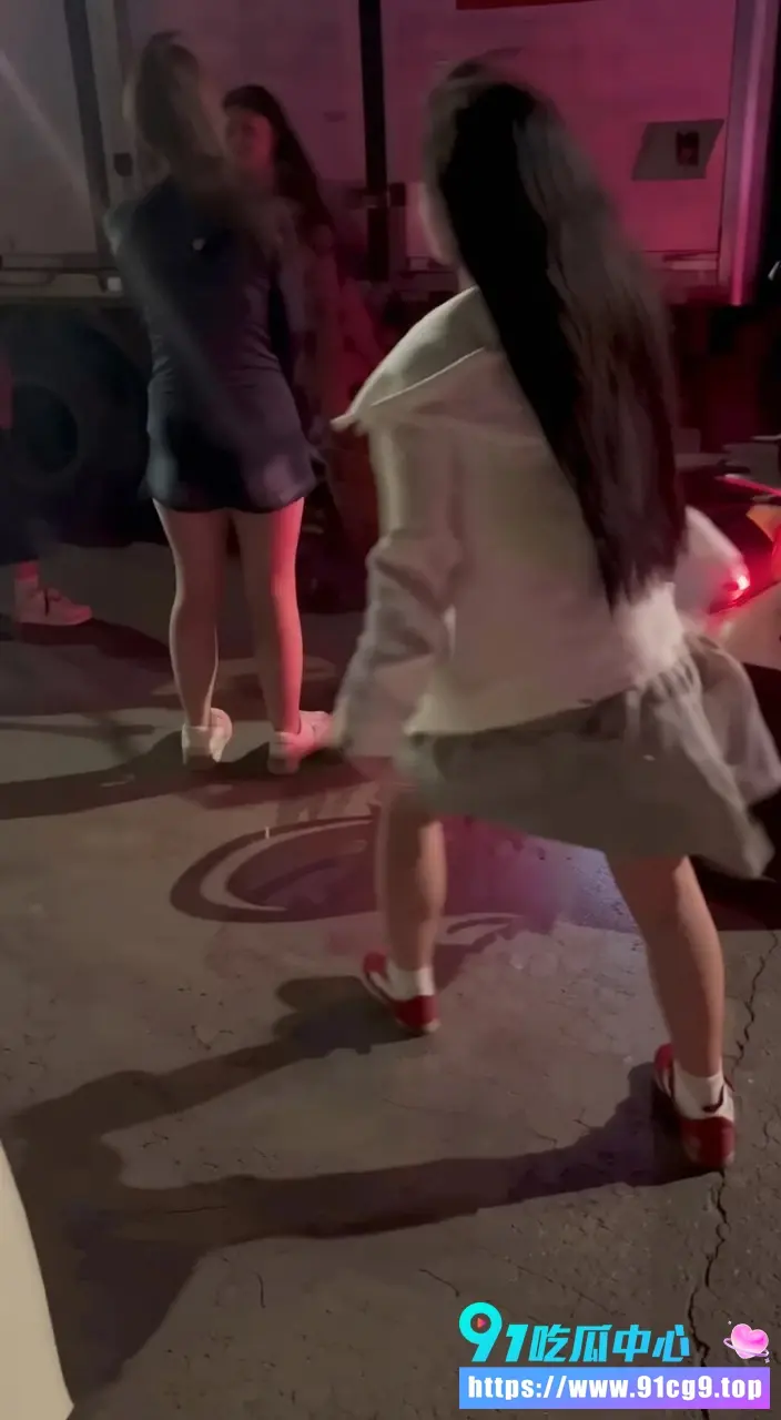 山东济宁邹城深夜精神小妹互殴现场实拍 地下车库冲突闹到大马路 霸凌群殴混乱激烈围观者众多 (2).webp