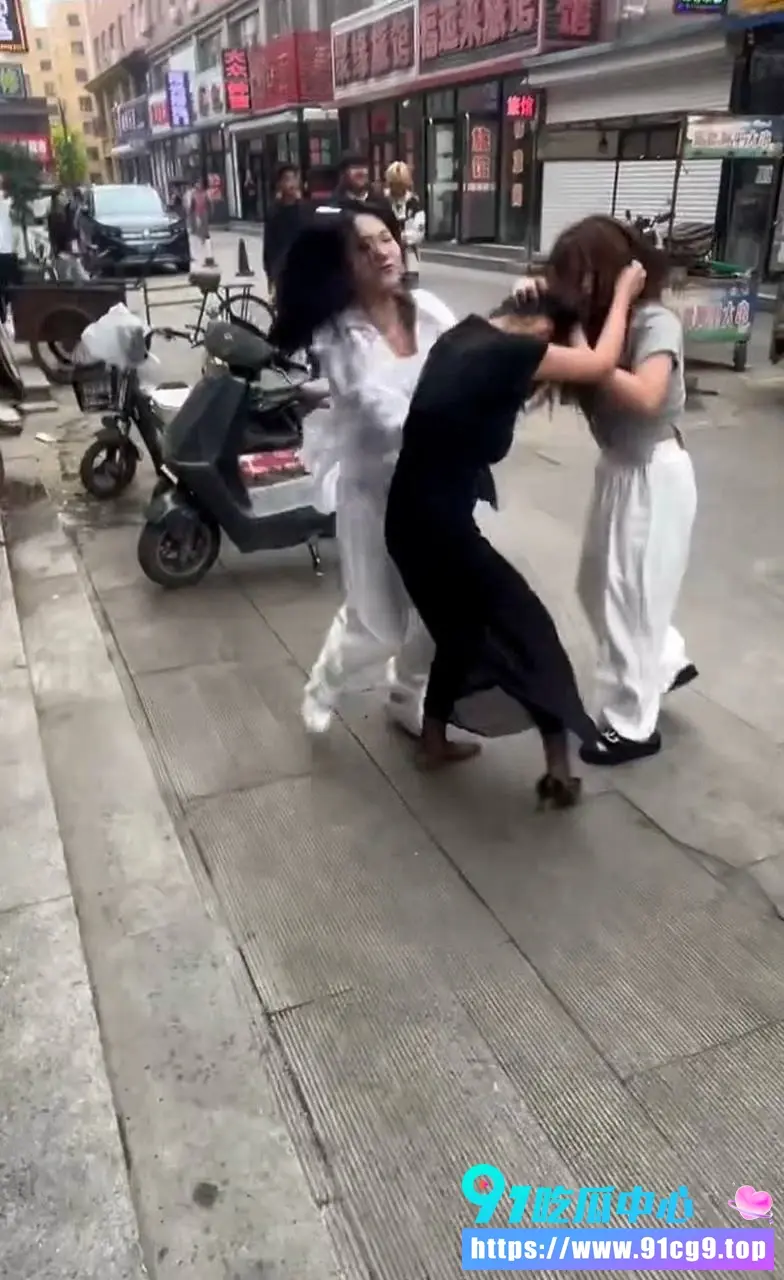 黑丝女1V2硬刚正宫 熊岳城火车站现实版宫斗现场混乱!5.webp