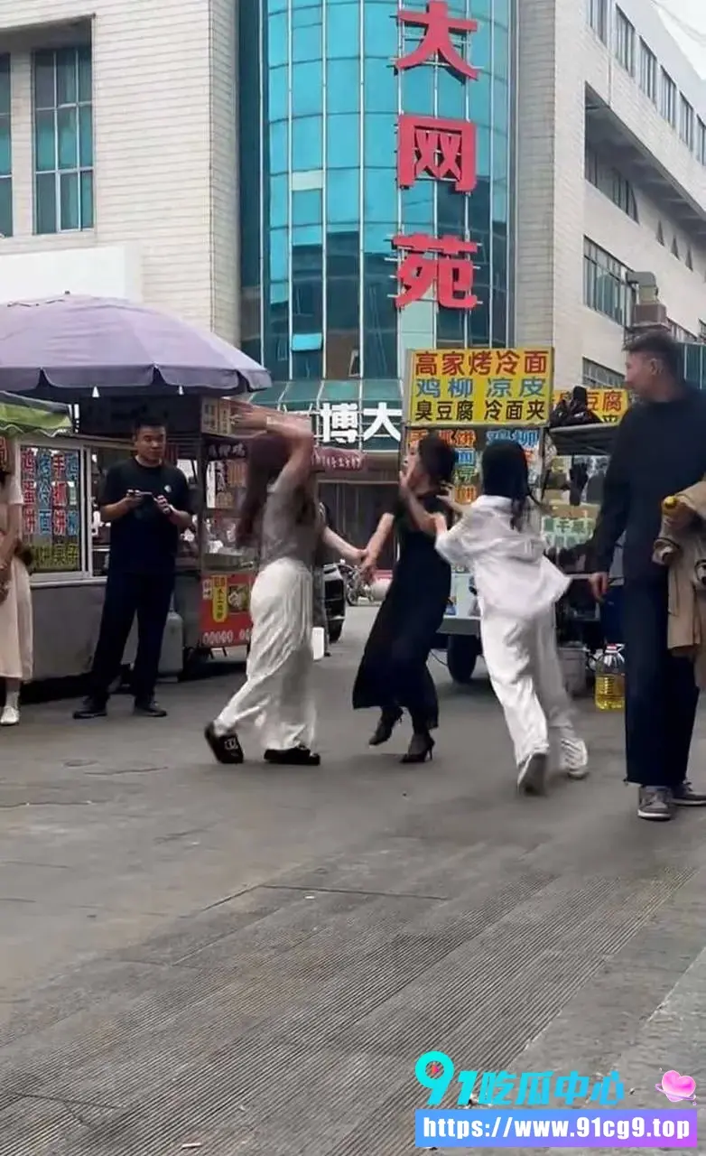 黑丝女1V2硬刚正宫 熊岳城火车站现实版宫斗现场混乱!3.webp