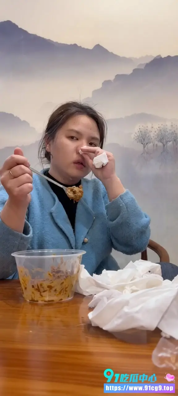 集美点男模服务没钱结账 竟当场用吃屎抵账 主动张嘴吞热腾腾大便沉浸其中 变态快感拉满 (3).webp