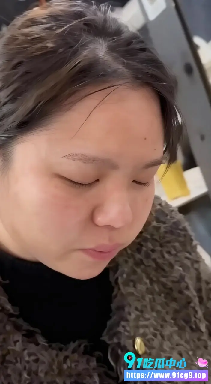 集美点男模服务没钱结账 竟当场用吃屎抵账 主动张嘴吞热腾腾大便沉浸其中 变态快感拉满 (5).webp