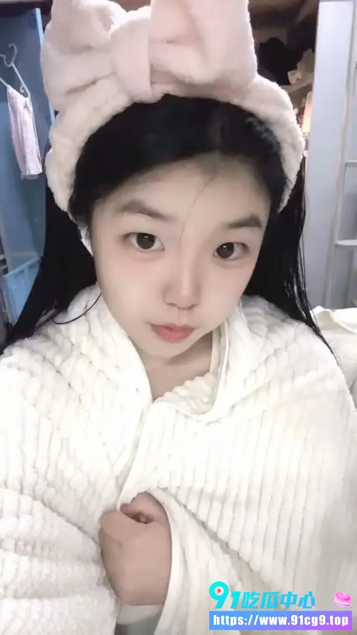 山东财经大学 彭瑾瑜 清纯女大学生被狗链调教 酒店跪舔深喉猛吸鸡巴求肏 (5).webp