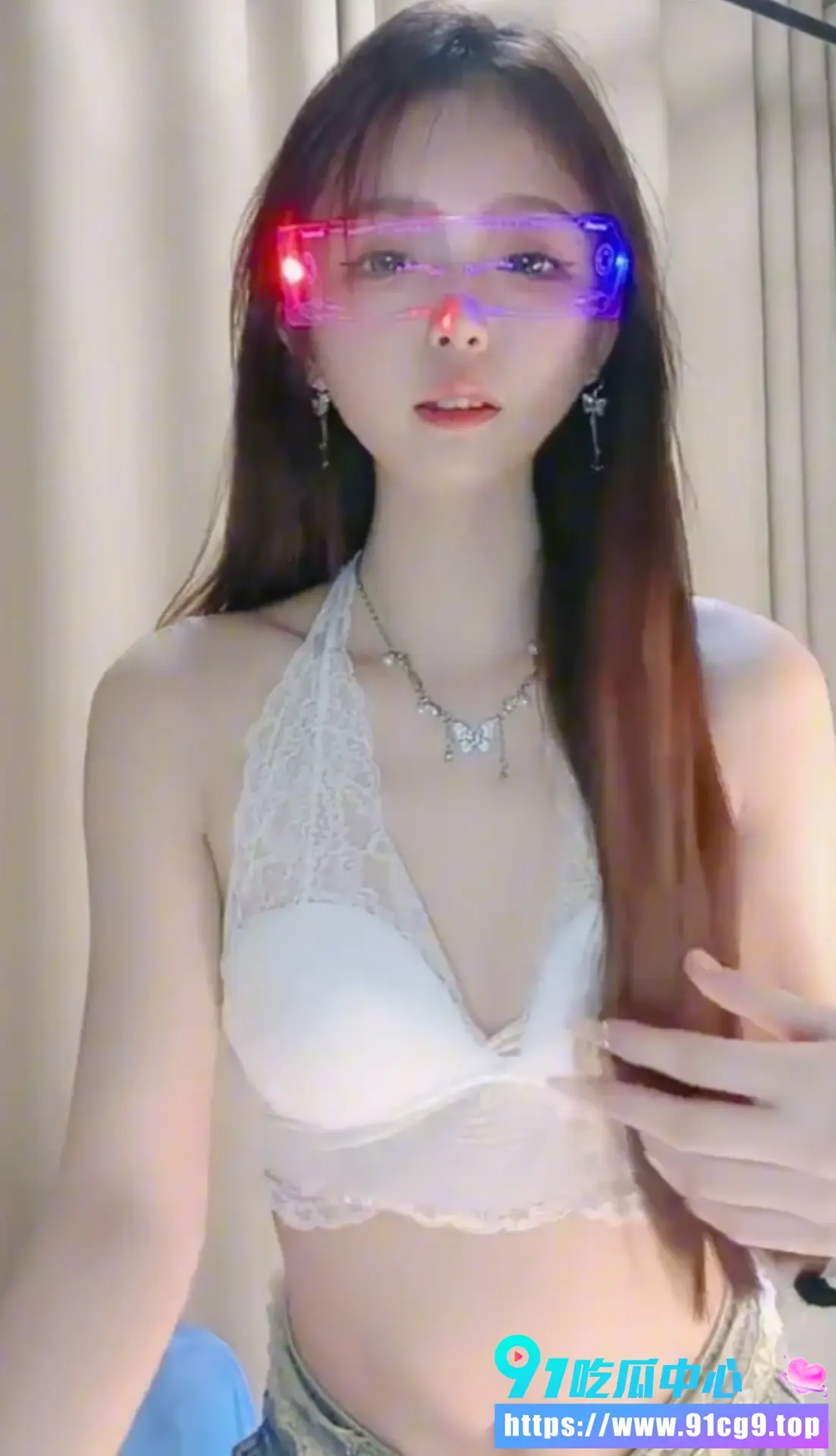吴语嫣带着闺蜜徐思琪下海直播大秀 极品姐妹花激情自拍 全身涂油玩弄 反差和互动感都拉满!3.webp