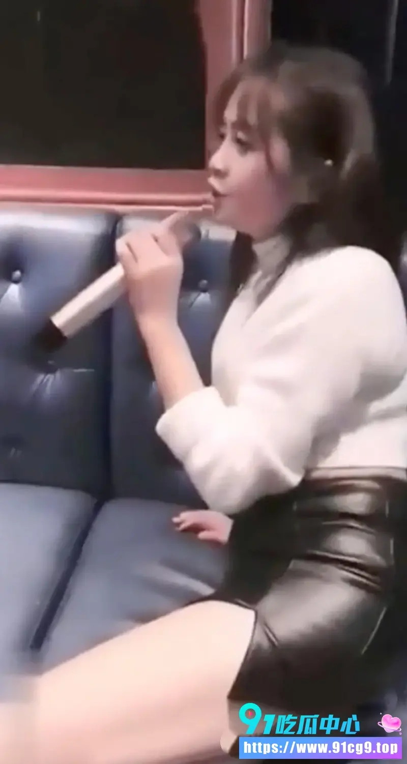 KTV调教兄弟骚货 女友各种姿势猛干 绿帽男友现场旁观持机拍摄3.webp