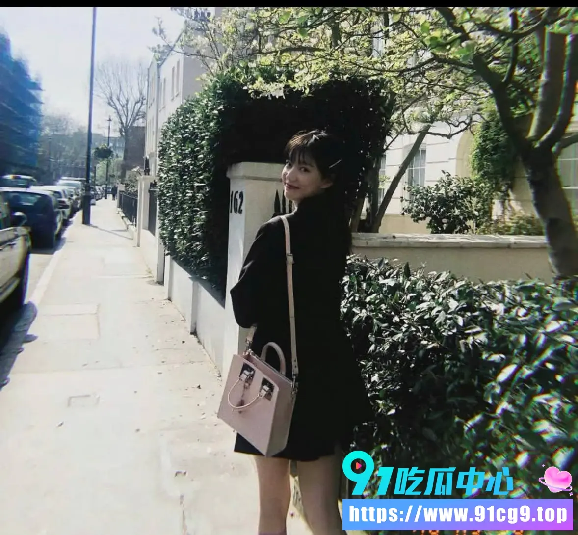 推特炸锅!王一博綦美合8年隐婚生子?高尔夫甜蜜街拍成“铁证”! (17).webp