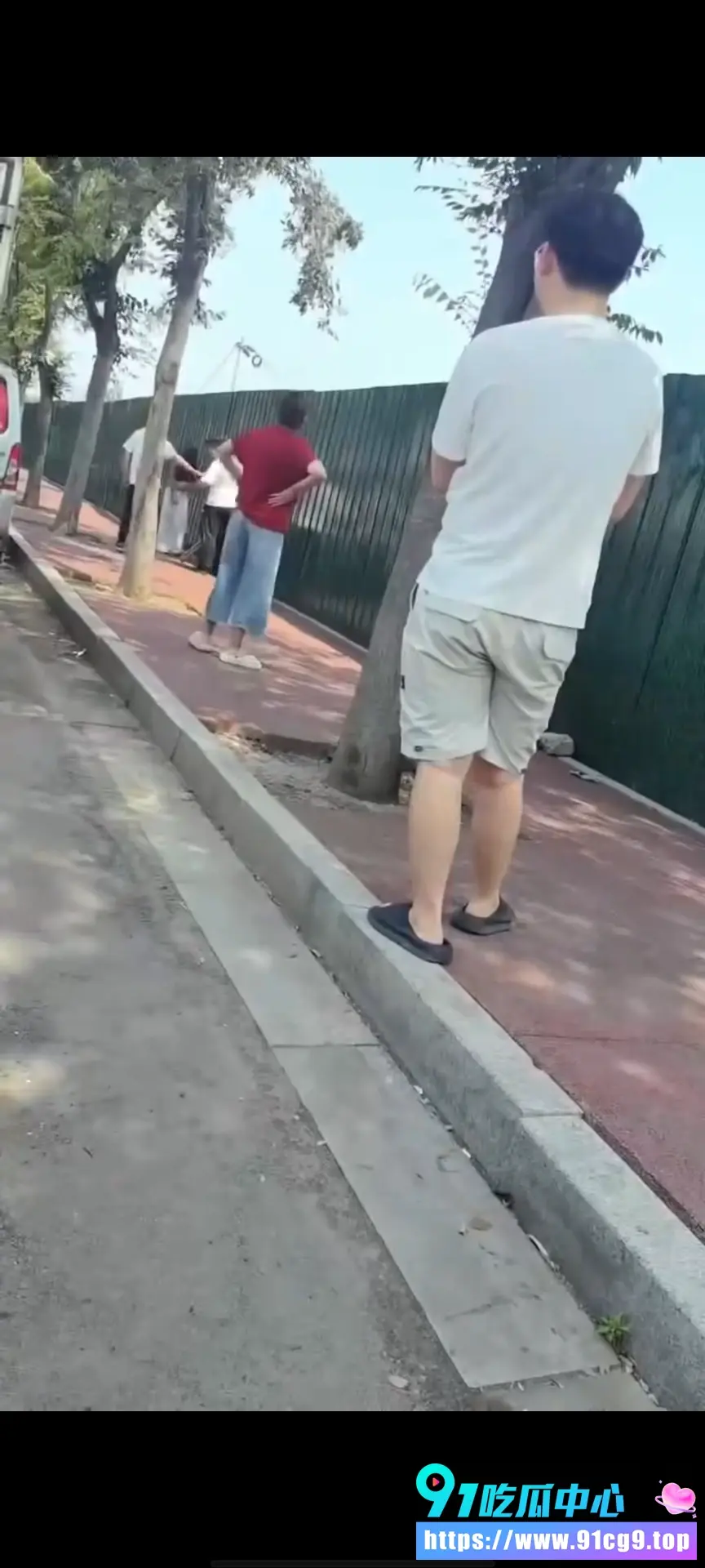 泰盈门口出轨抓现行 老公带人杀到现场狠教育.webp