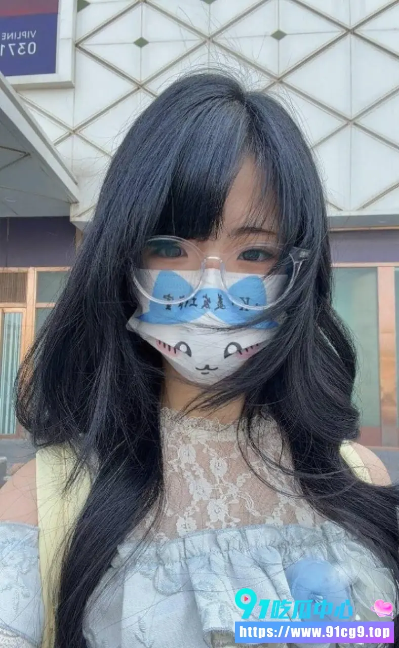 郑州著名coser课余时间去网吧帮人口交 到酒店被金主SM调教后入猛操 黑丝绑缚机器高潮私拍 看得人血脉喷张!9.webp