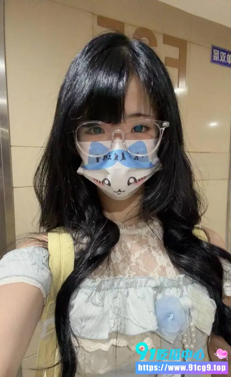郑州著名coser课余时间去网吧帮人口交 到酒店被金主SM调教后入猛操 黑丝绑缚机器高潮私拍 看得人血脉喷张!8.webp