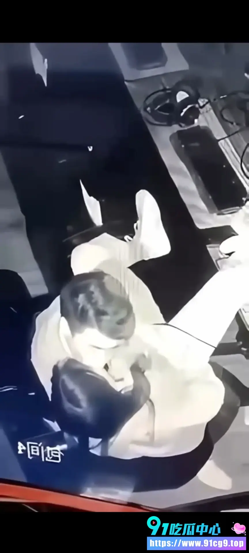 半夜监控惊现猛男 直接把妹子按地上狂干 腿都举起来了.webp