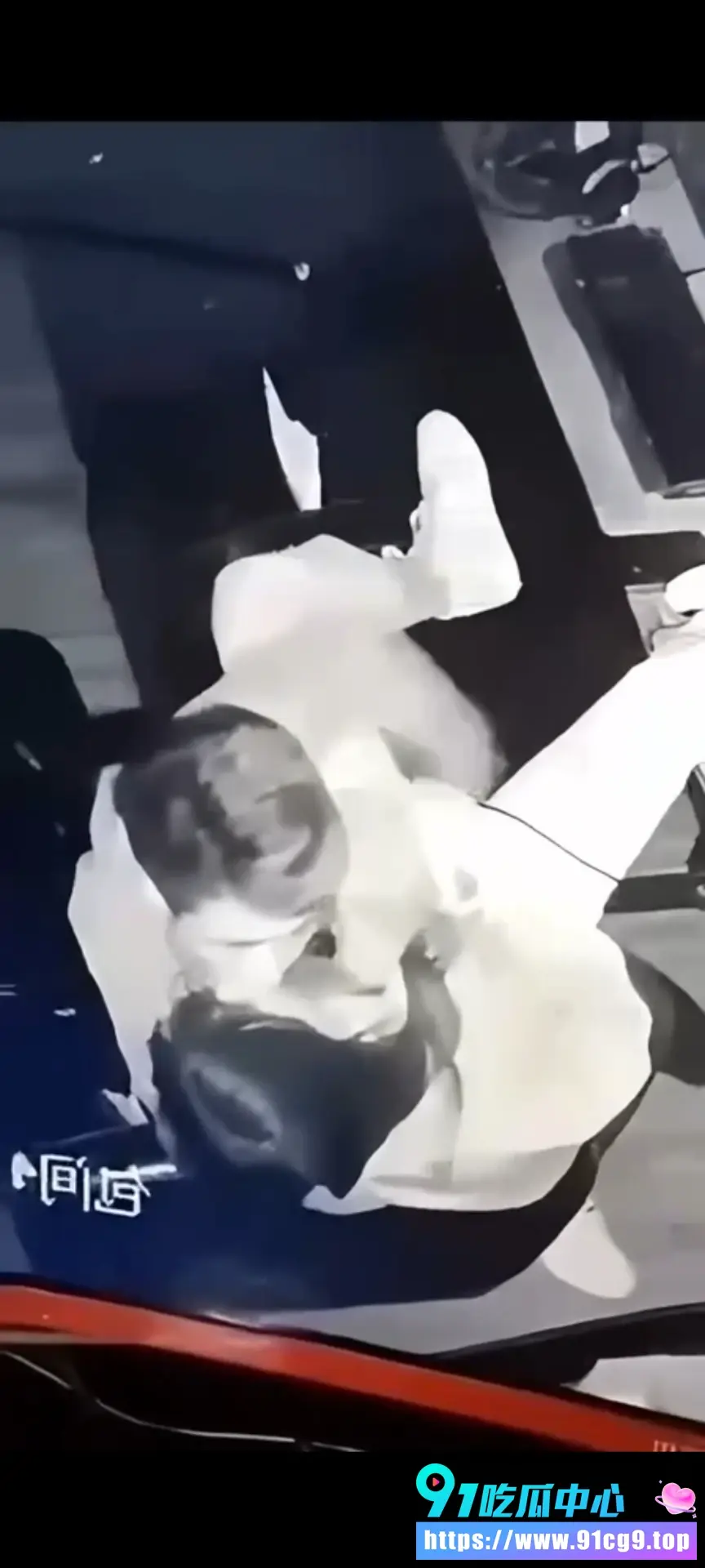 半夜监控惊现猛男 直接把妹子按地上狂干 腿都举起来了_3.webp