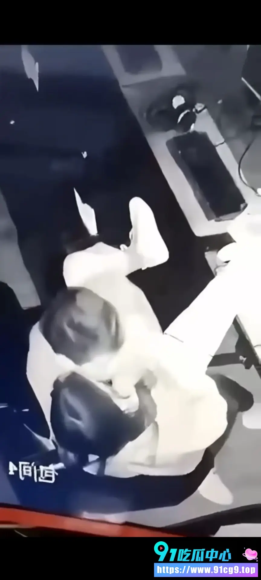 半夜监控惊现猛男 直接把妹子按地上狂干 腿都举起来了_4.webp