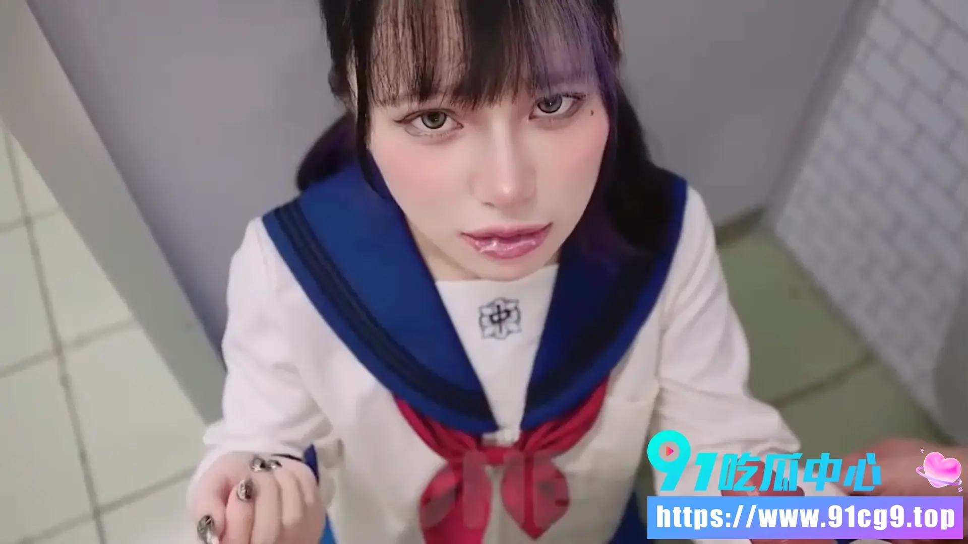 威胁JK学妹萝莉厕所口交!清纯制服萝莉被威胁深喉 最后在教室被无套猛操 内射骚穴到高潮!2.webp