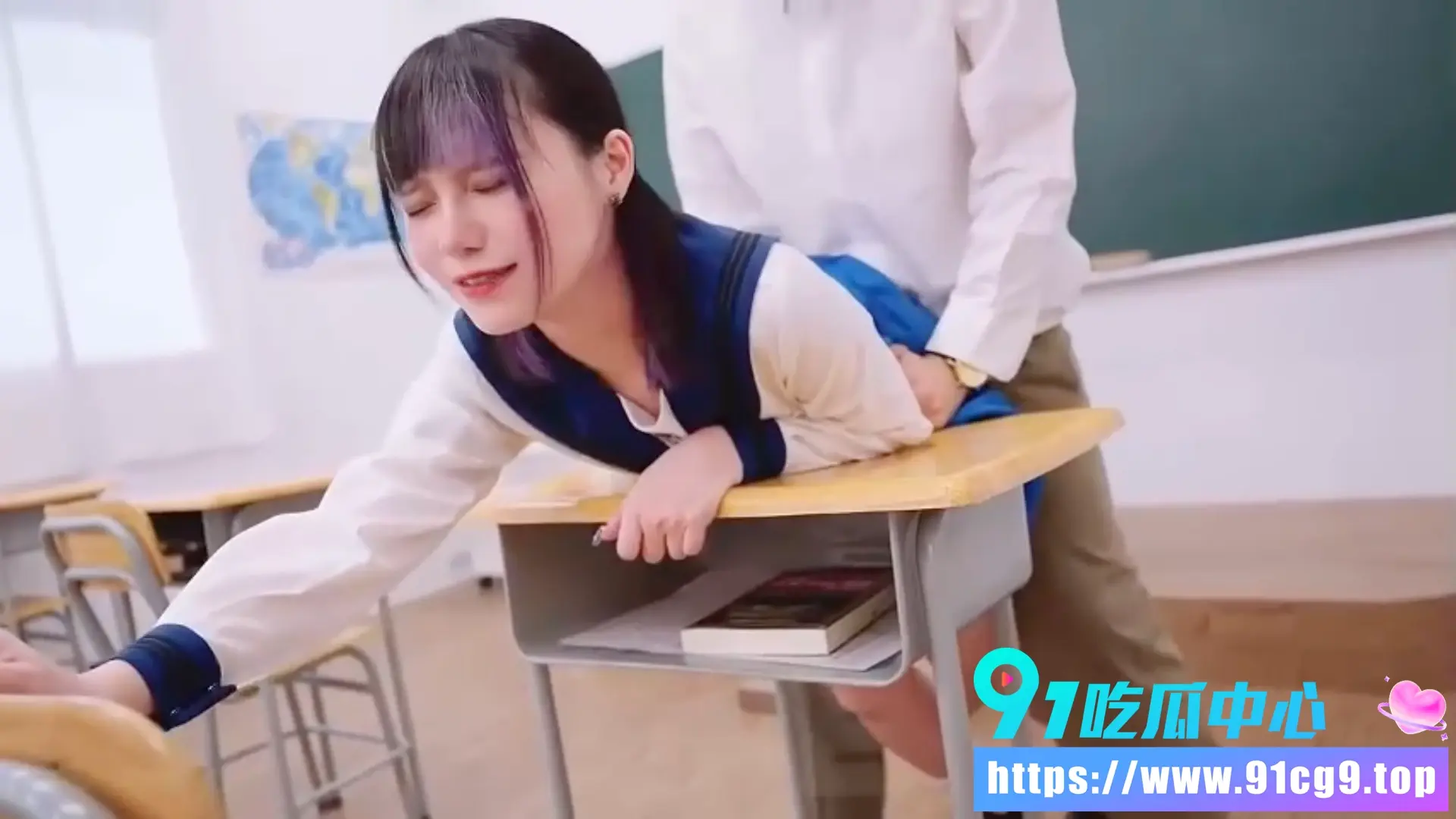 威胁JK学妹萝莉厕所口交!清纯制服萝莉被威胁深喉 最后在教室被无套猛操 内射骚穴到高潮!3.webp