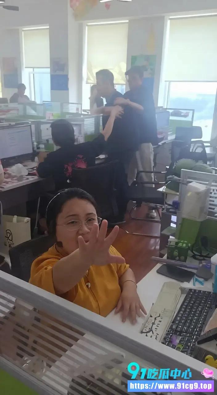 抖音热搜大瓜 桔小花暴雷 上百名年轻受害者在辽宁营口信访大厅维权 警方人墙拦截现场气氛紧张 (4).webp