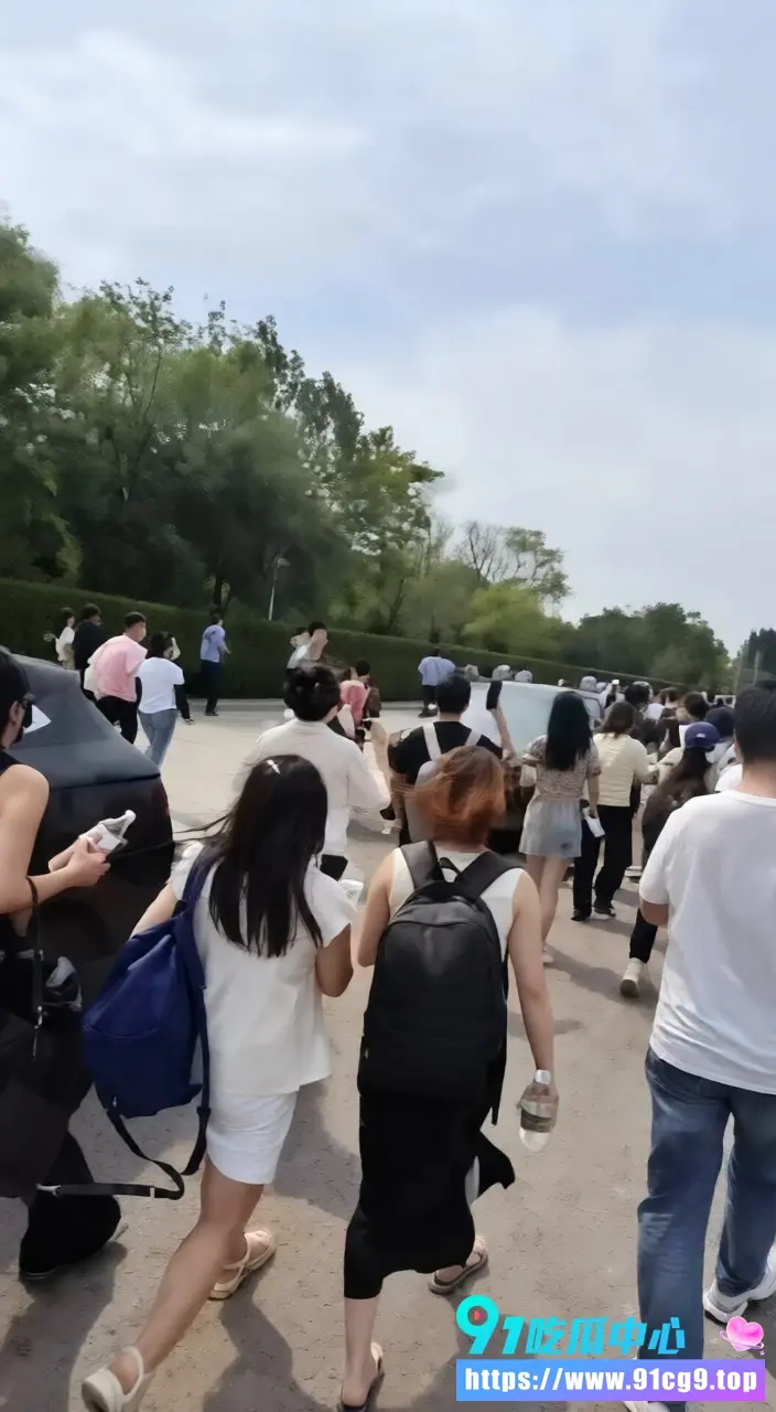 抖音热搜大瓜 桔小花暴雷 上百名年轻受害者在辽宁营口信访大厅维权 警方人墙拦截现场气氛紧张 (3).webp