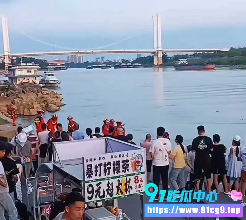 【热门大瓜】贵港大东码头女孩落水溺亡惨案刷爆全网!女伴拼命伸手救人未果,旁边黑衣男子竟嬉笑旁观拍视频! (5).webp