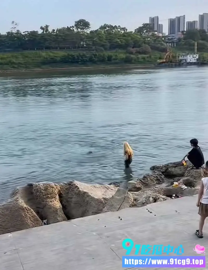 【热门大瓜】贵港大东码头女孩落水溺亡惨案刷爆全网!女伴拼命伸手救人未果,旁边黑衣男子竟嬉笑旁观拍视频! (6).webp