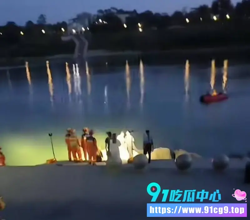 【热门大瓜】贵港大东码头女孩落水溺亡惨案刷爆全网!女伴拼命伸手救人未果,旁边黑衣男子竟嬉笑旁观拍视频! (3).webp