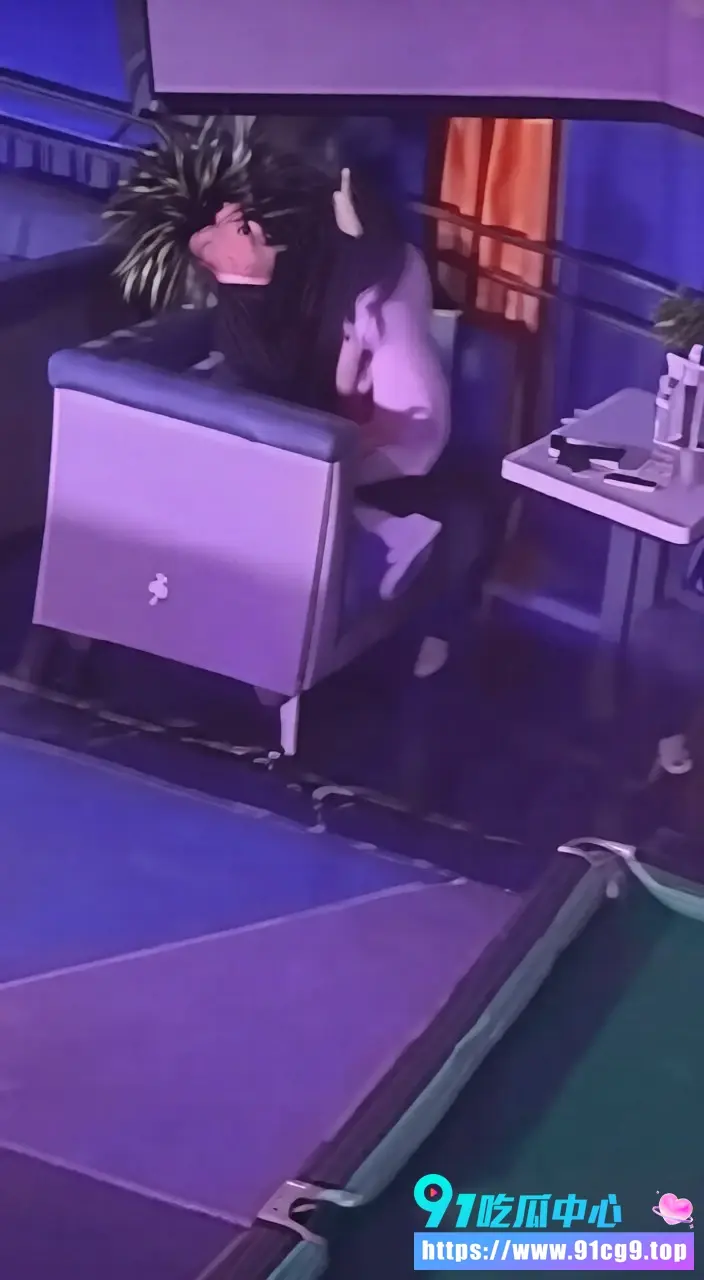 第一次见面就骑乘?🎱台球媛在沙发上被顾客“打针” 现场监控视频流出!操作太骚了 (6).webp