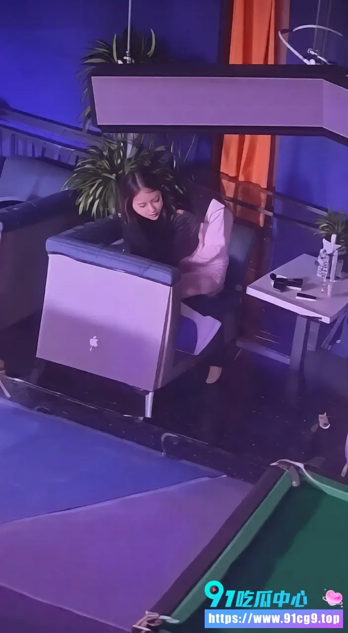 第一次见面就骑乘?🎱台球媛在沙发上被顾客“打针” 现场监控视频流出!操作太骚了 (5).webp