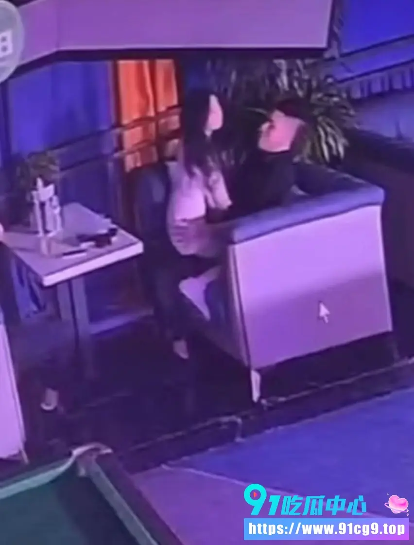 第一次见面就骑乘?🎱台球媛在沙发上被顾客“打针” 现场监控视频流出!操作太骚了 (4).webp