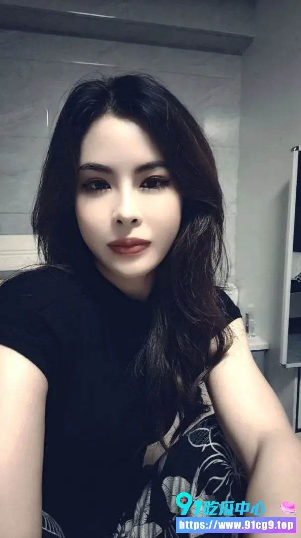 白天温柔女友夜晚极品黑丝骚货 反差美女婚纱白丝到红黑吊带深喉后入淫水狂喷 (4).webp