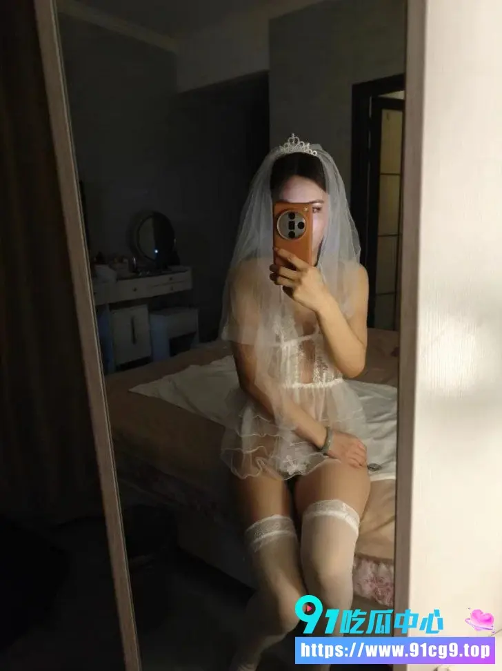 白天温柔女友夜晚极品黑丝骚货 反差美女婚纱白丝到红黑吊带深喉后入淫水狂喷 (6).webp