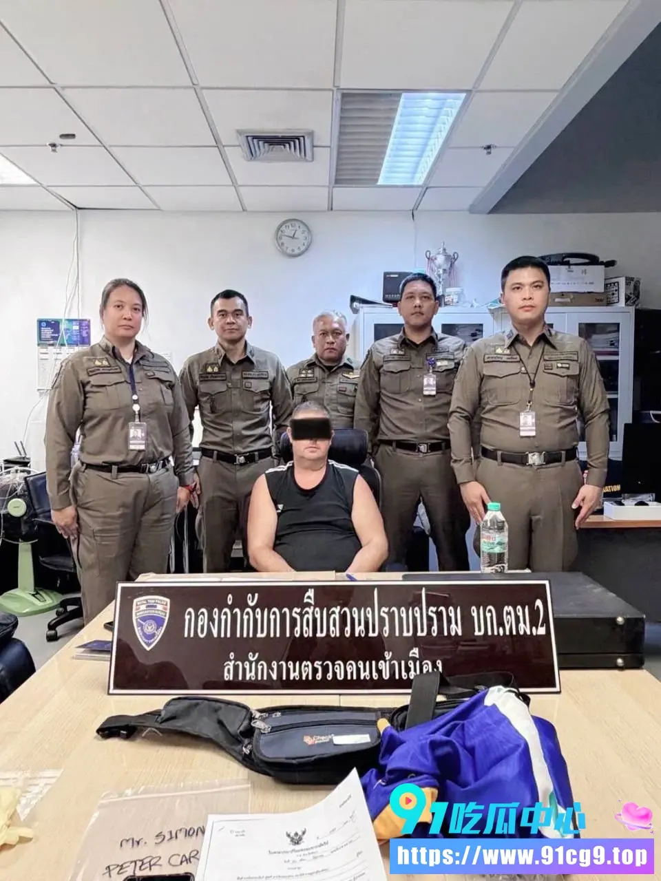 泰国女孩被46岁澳男带公寓杀害!尸体塞进行李箱扔铁轨旁,嫌疑人想坐飞机逃跑,结果起飞前被抓获 (12).webp