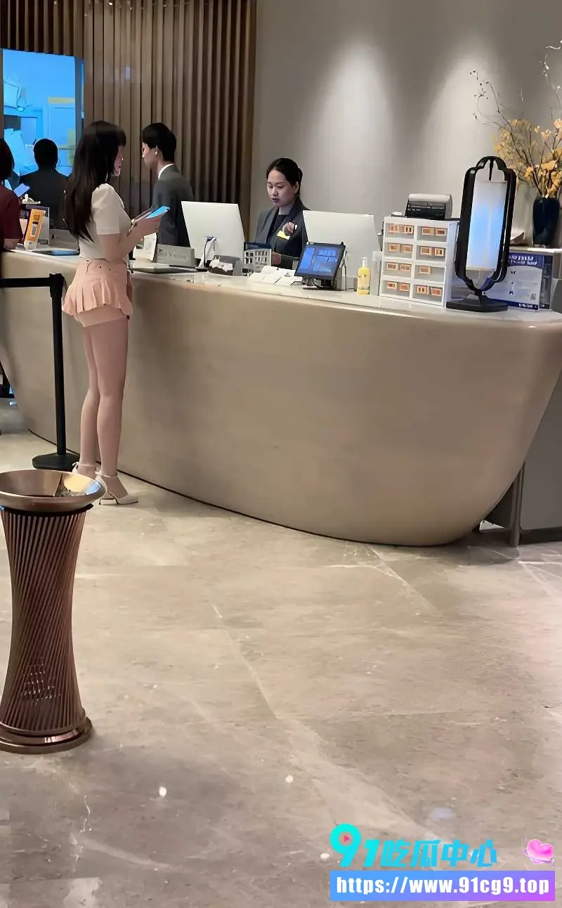 厦门女大 杨莉莉 与金主酒店开房全过程视频流出!清纯大学生脸蛋+巨乳女仆装 金主吃的真好🤤 (1).webp
