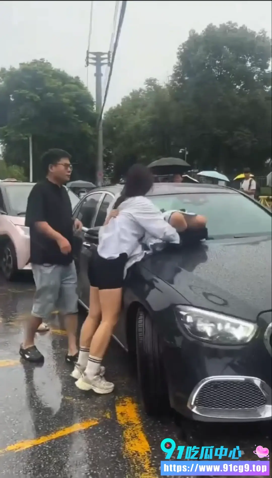 陕理工大瓜 迈巴赫男包养女大学生 原配校门口追尾怒撕小三 现场视频流出!豪门包养人设彻底崩了! (4).webp