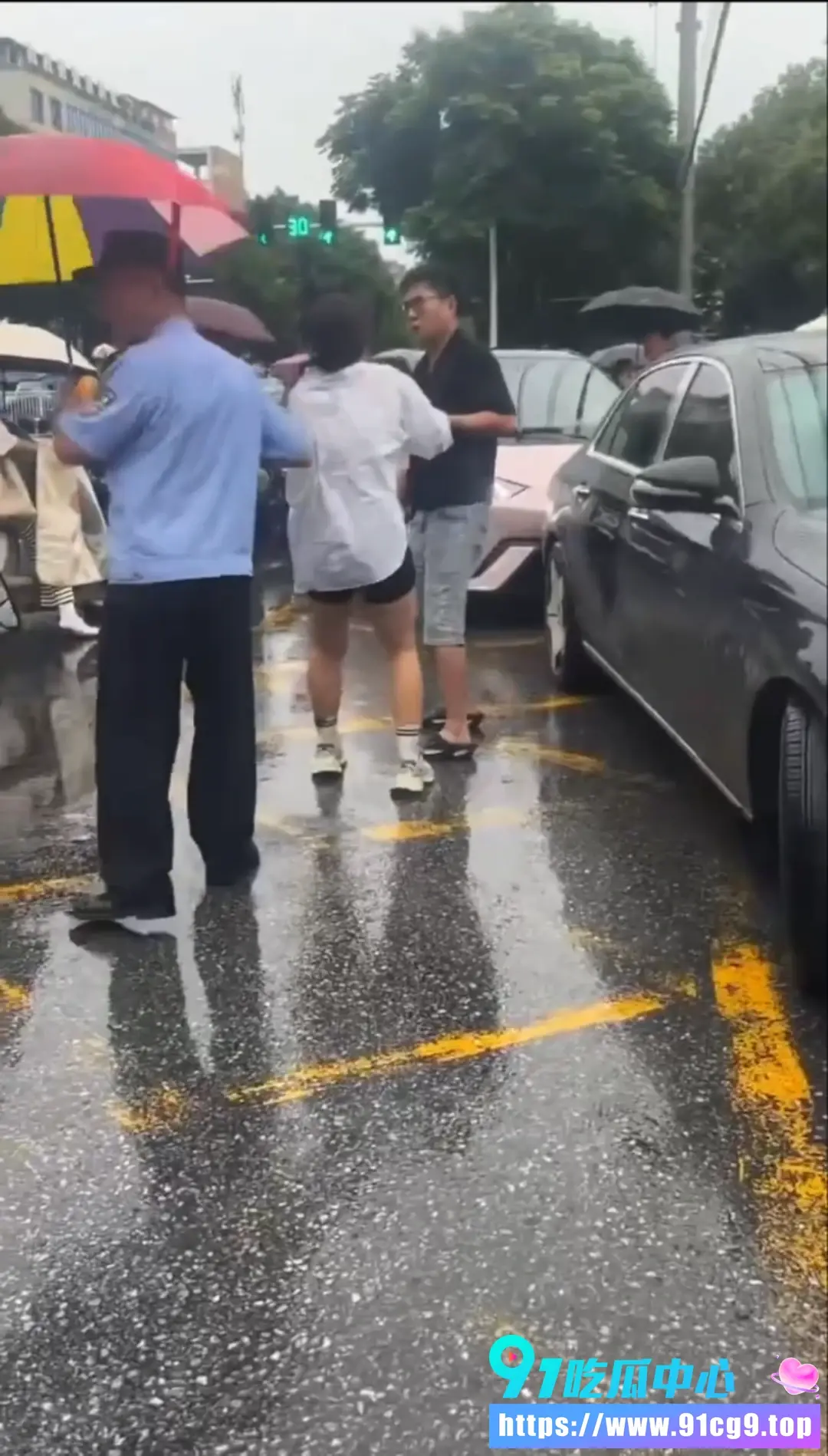 陕理工大瓜 迈巴赫男包养女大学生 原配校门口追尾怒撕小三 现场视频流出!豪门包养人设彻底崩了! (2).webp