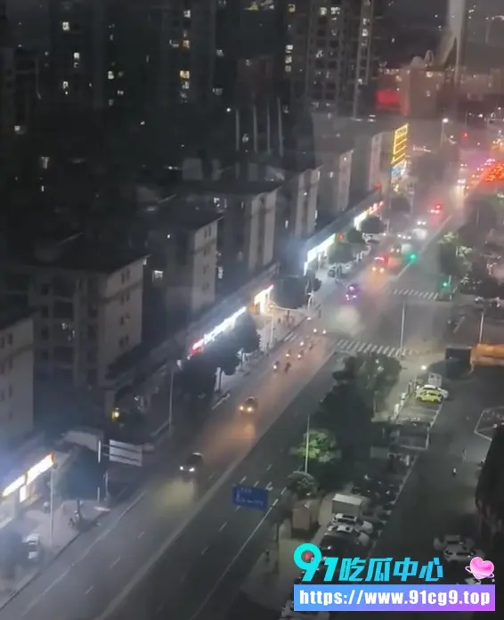 湖南宁乡 深夜街头百人聚众大规模械斗+汽车冲撞 !👊死伤多人?全网热搜画面太炸裂🔥 (1).webp