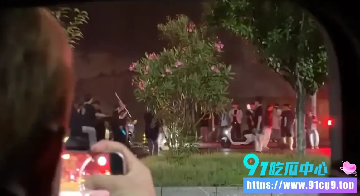 湖南宁乡 深夜街头百人聚众大规模械斗+汽车冲撞 !👊死伤多人?全网热搜画面太炸裂🔥 (4).webp