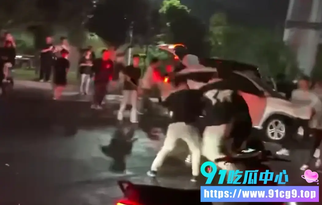 湖南宁乡 深夜街头百人聚众大规模械斗+汽车冲撞 !👊死伤多人?全网热搜画面太炸裂🔥 (5).webp
