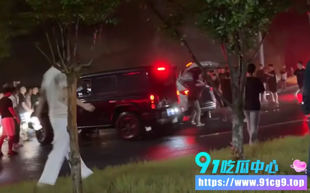 湖南宁乡 深夜街头百人聚众大规模械斗+汽车冲撞 !👊死伤多人?全网热搜画面太炸裂🔥 (6).webp