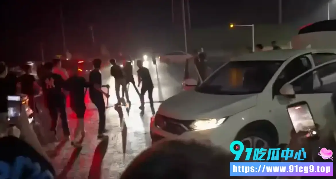 湖南宁乡 深夜街头百人聚众大规模械斗+汽车冲撞 !👊死伤多人?全网热搜画面太炸裂🔥 (2).webp