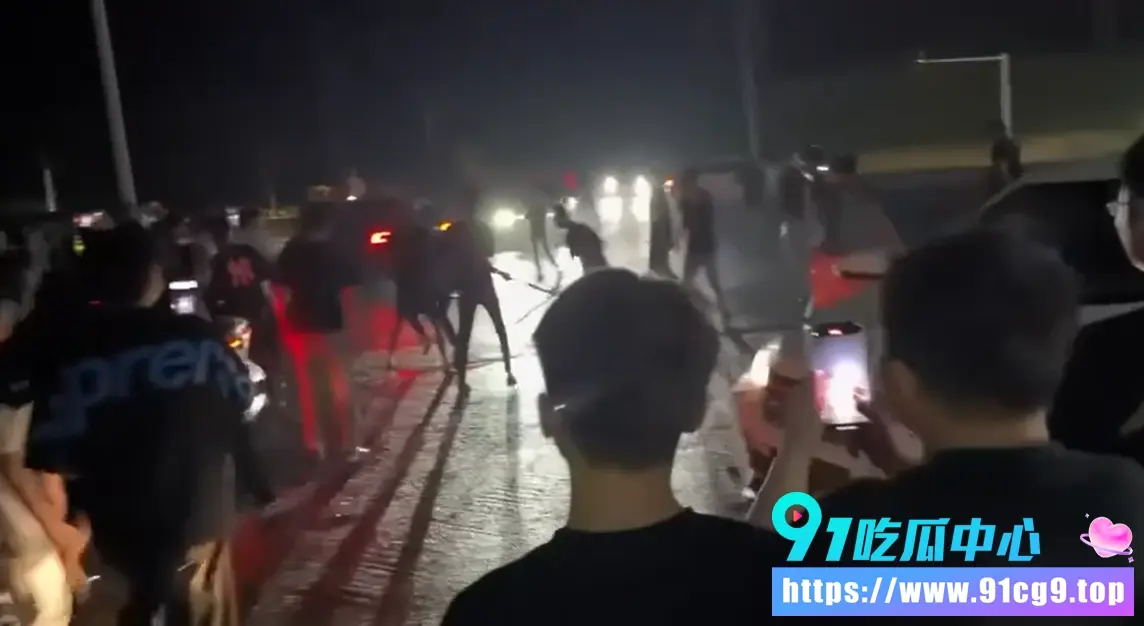 湖南宁乡 深夜街头百人聚众大规模械斗+汽车冲撞 !👊死伤多人?全网热搜画面太炸裂🔥 (3).webp