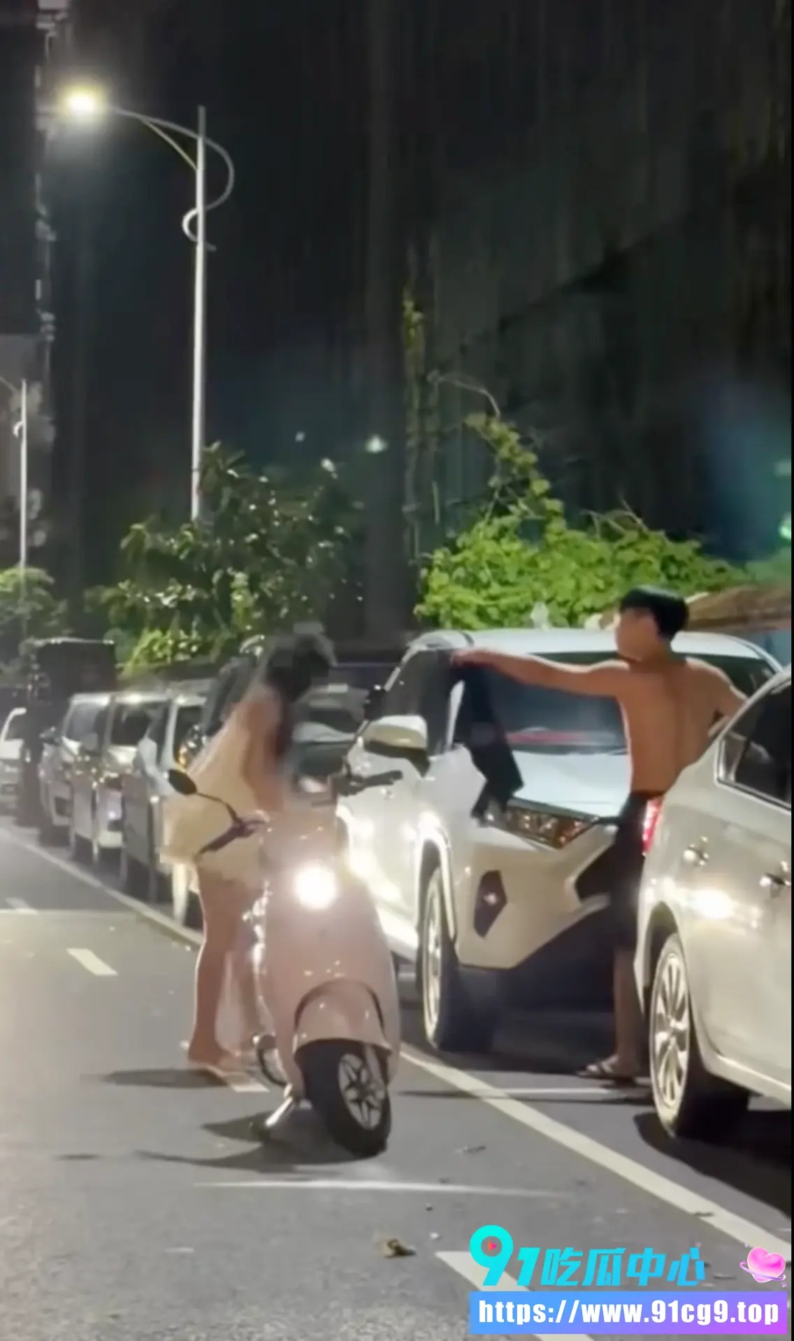 爱时一件一件脱 不爱时一刀一刀割 小情侣街头分手大打出手!3.webp