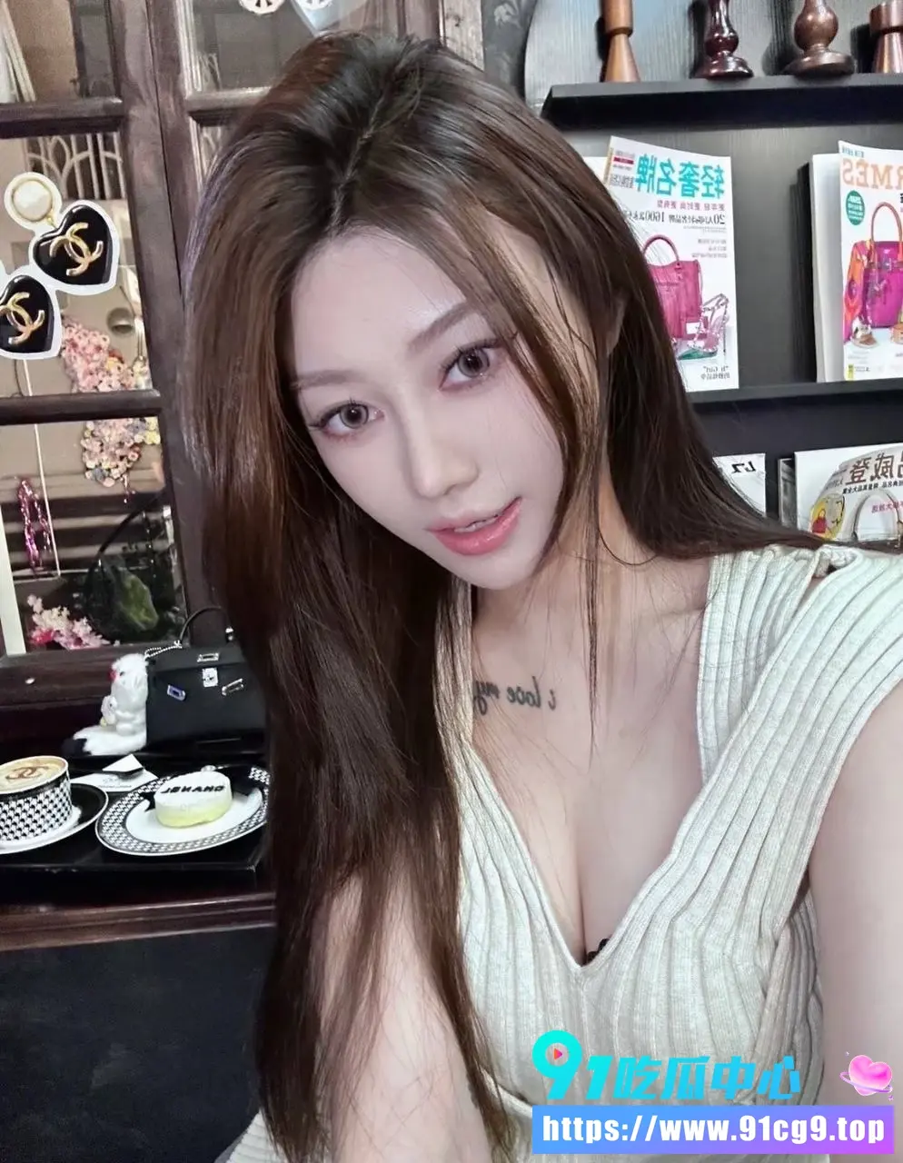 小网红被富哥十个抖音一号砸上床🎁私订福利+操b视频曝光 反差婊床上骚得一批! (3).webp