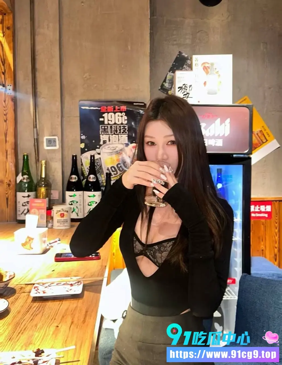 小网红被富哥十个抖音一号砸上床🎁私订福利+操b视频曝光 反差婊床上骚得一批! (2).webp