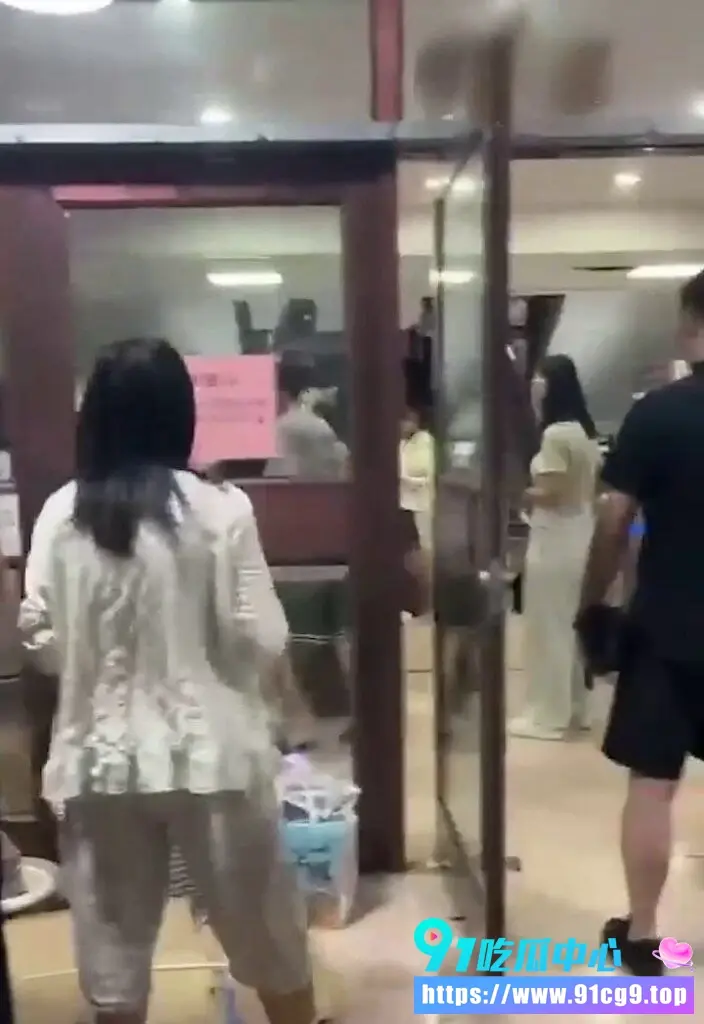 🍉沧州师范学院爆出情感丑闻 女生藏匿出轨手机 被男友围堵女寝暴揍一顿!👊 (6).webp